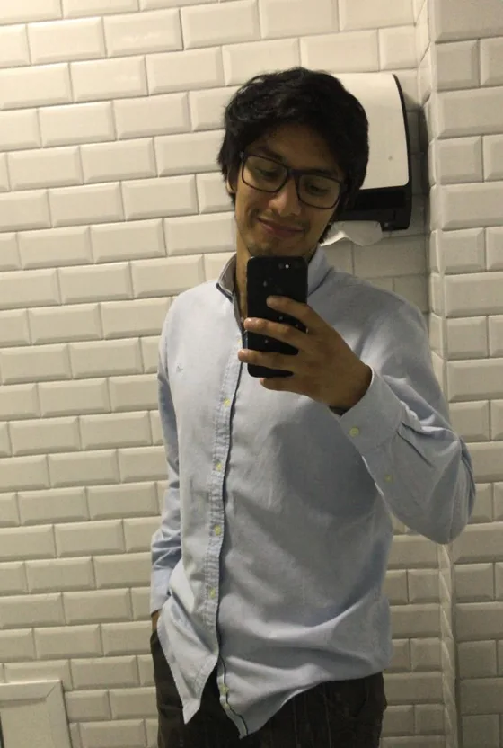 Samuel en 2017, selfie en el espejo con camisa celeste